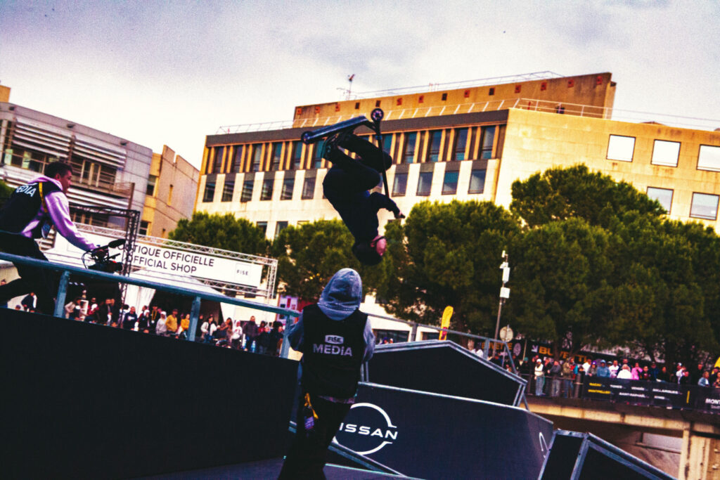 Fise Montpellier 2026, trottinette tricks grande scène. Compétition internationale le rendez-vous des sports urbains 13 au 17 mai 2026 pour 5 jours de pur spectacle avec du BMX, Skateboard, Roller, Trottinette Freestyle, Parkour, Breaking et Basket 3×3, réunissant les meilleurs riders du monde.